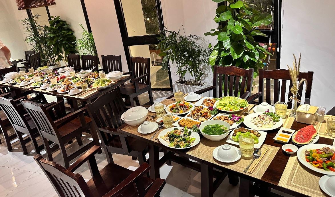 Các món ăn đa dạng tại nhà hàng Sunset Restaurant 