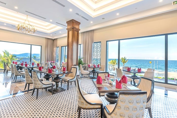 Không gian nhà hàng tại Vinpearl Nha Trang tinh tế, sang trọng cùng view hướng biển cực chất 