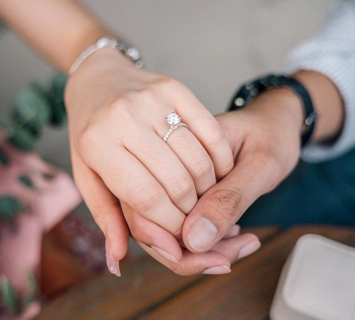 Con trai, con gái đeo nhẫn cưới tay nào là đúng truyền thống?