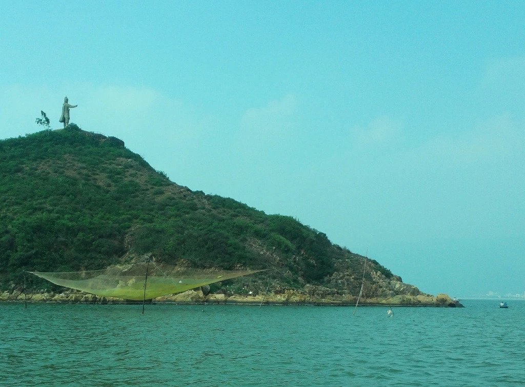 Núi Đá Đen làng chài Hải Minh