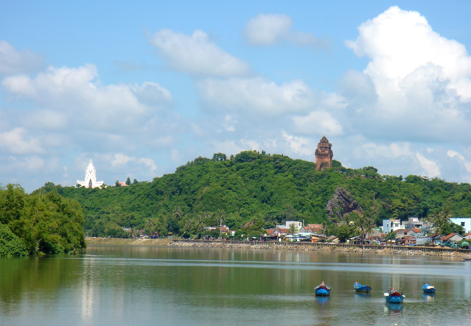 núi Nhạn gần sông Đà Rằng
