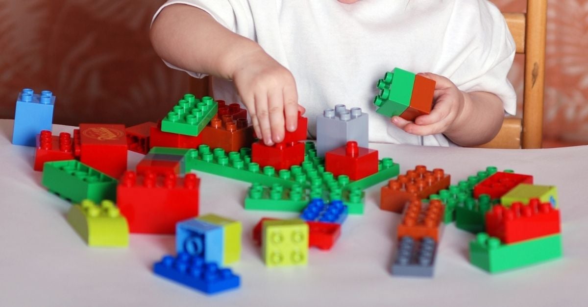 Tặng quà Trung thu cho trẻ em với bộ lego lắp ghép (Ảnh: sưu tầm)