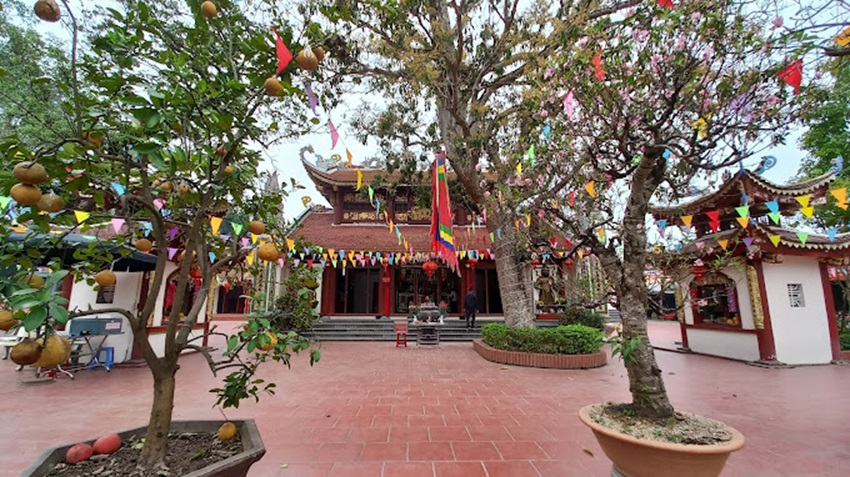 Sân đền Ỷ Lan Tuyên Quang
