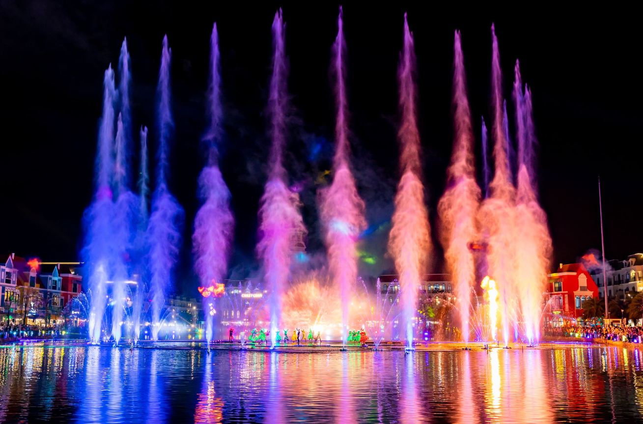 Show Sắc màu Venice rực rỡ, lộng lẫy giữa hồ tình yêu