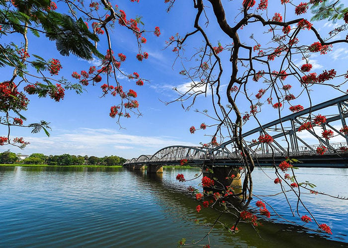 Phân tích hình ảnh dòng sông Hương để thấy được phong cách nghệ thuật của  Hoàng Phủ Ngọc Tường  Sách Giải