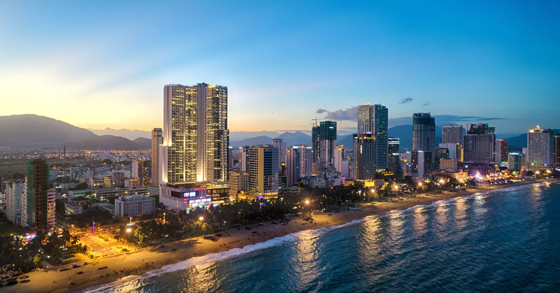 TRUNG TÂM THƯƠNG MẠI SẦM UẤT NẰM TRONG TỔ HỢP VINPEARL BEACHFRONT NHA TRANG