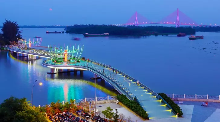 cầu đi bộ Ninh Kiều