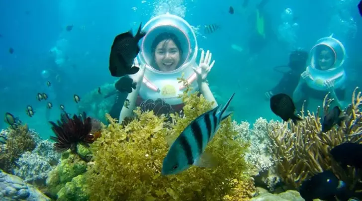 Đi bộ dưới biển Nha Trang
