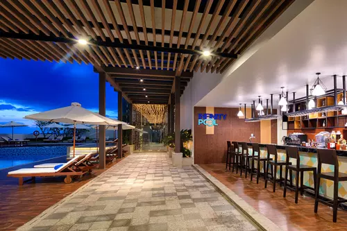Hinh-anh-Vinpearl-Condotel-Beachfront-Nha_Trang-Pool_Bar2
