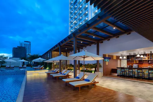Hinh-anh-Vinpearl-Condotel-Beachfront-Nha_Trang-Pool_Bar3