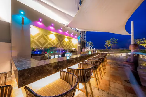 Hinh-anh-Vinpearl-Hotel-Can-Tho-Sunset_Lounge_Pool_Bar