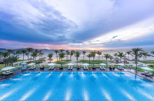 Hinh-anh-Vinpearl-Resort-&-Spa-Long-Beach-Nha-Trang-Pool