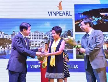 Ông Hà Văn Siêu (trái), Phó tổng cục trưởng Tổng cục Du lịch và ông Nguyễn Phú Bình, Phó tổng biên tập Thời báo Kinh tế Việt Nam trao danh hiệu top 10 The Guide Awards cho đại diện Vinpearl. 