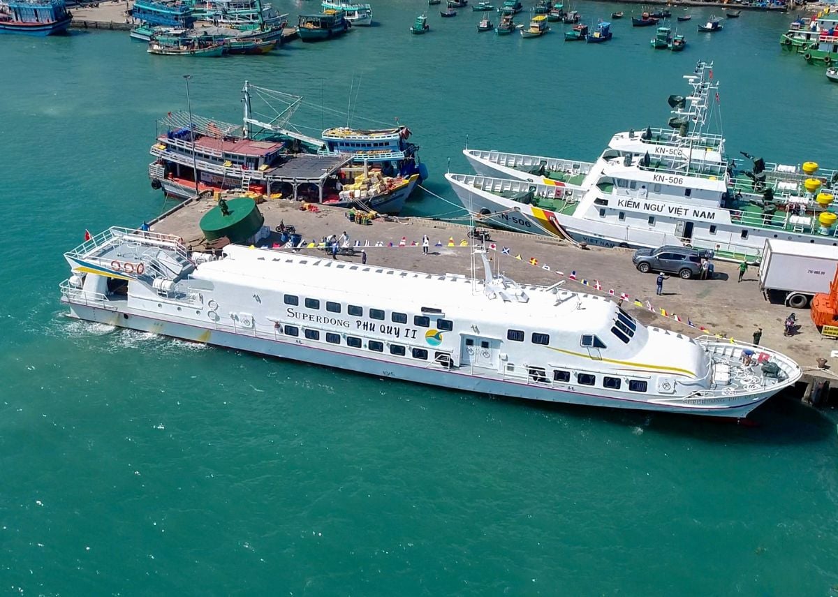 Tàu di chuyển ra đảo Phú Quý