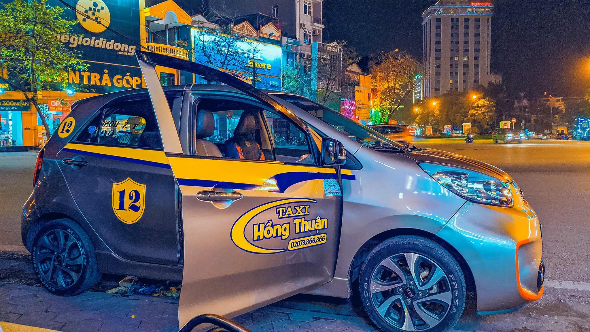 Taxi Hồng Thuận với xe đời mới