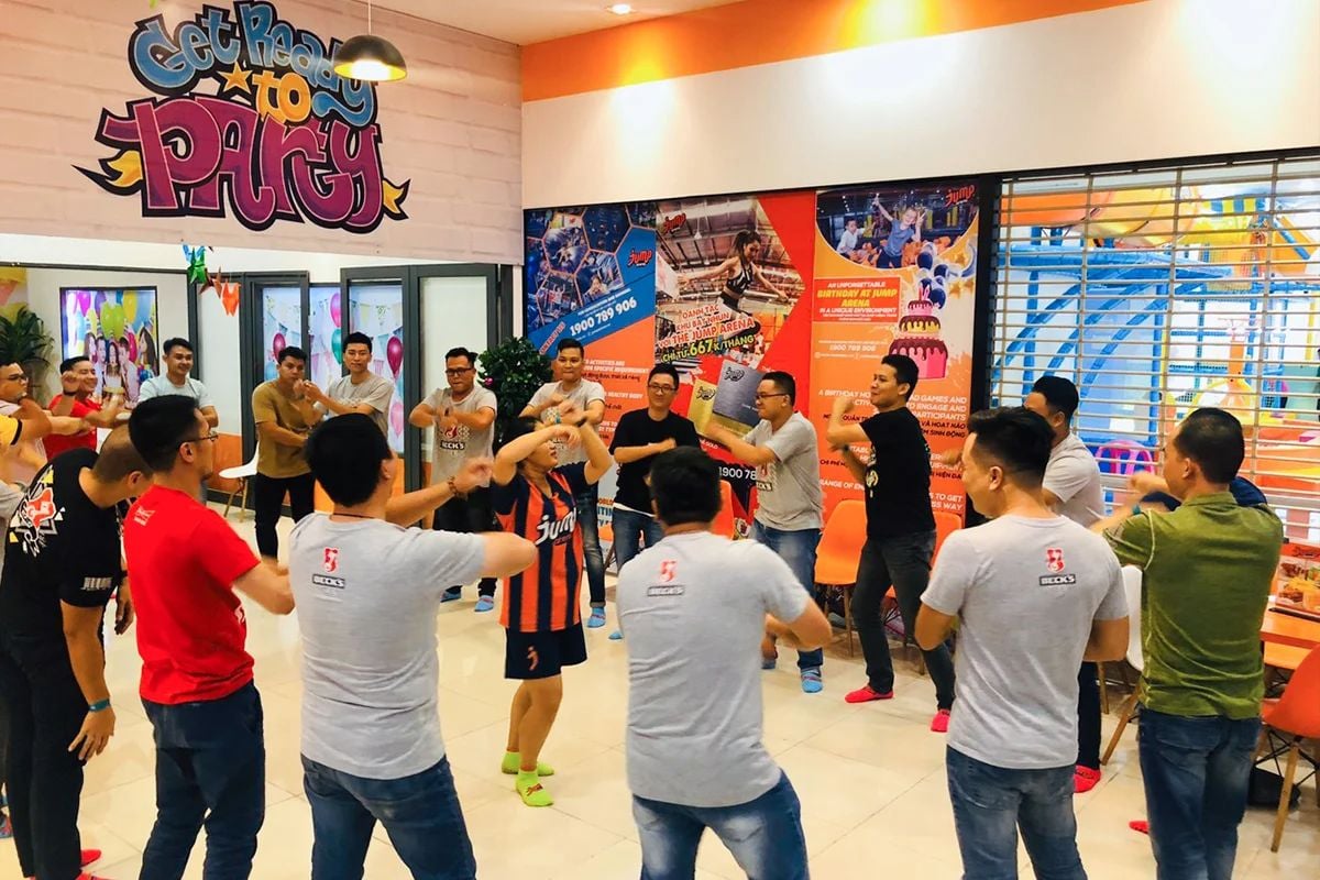 Địa điểm team building Hà Nội Jump Arena
