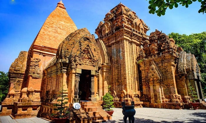 Tháp Bà Ponagar Nha Trang – điểm du lịch văn hóa độc đáo