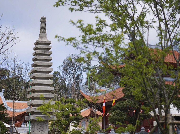 Tháp đá trong khuôn viên chùa Trúc Lâm Hòn Bà