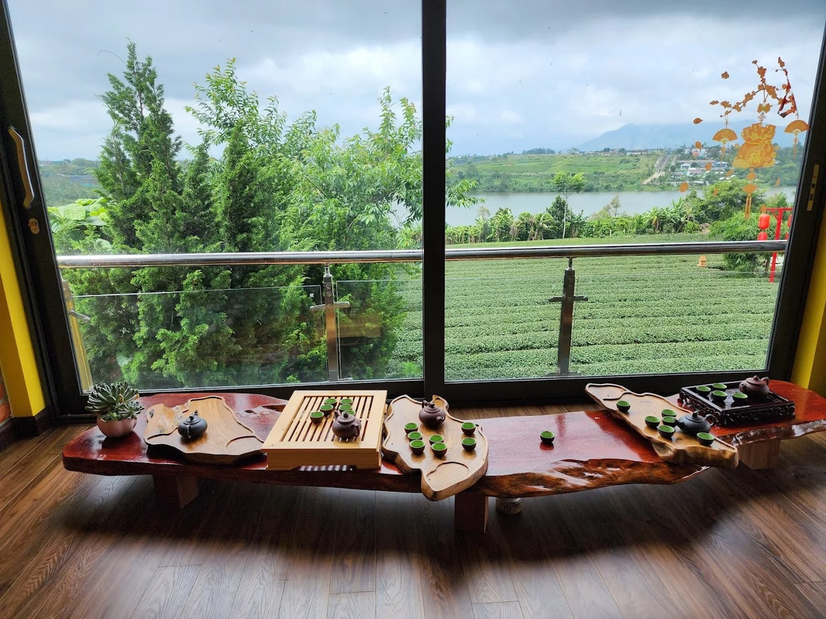 thưởng trà ở chùa Trà Lâm Đồng