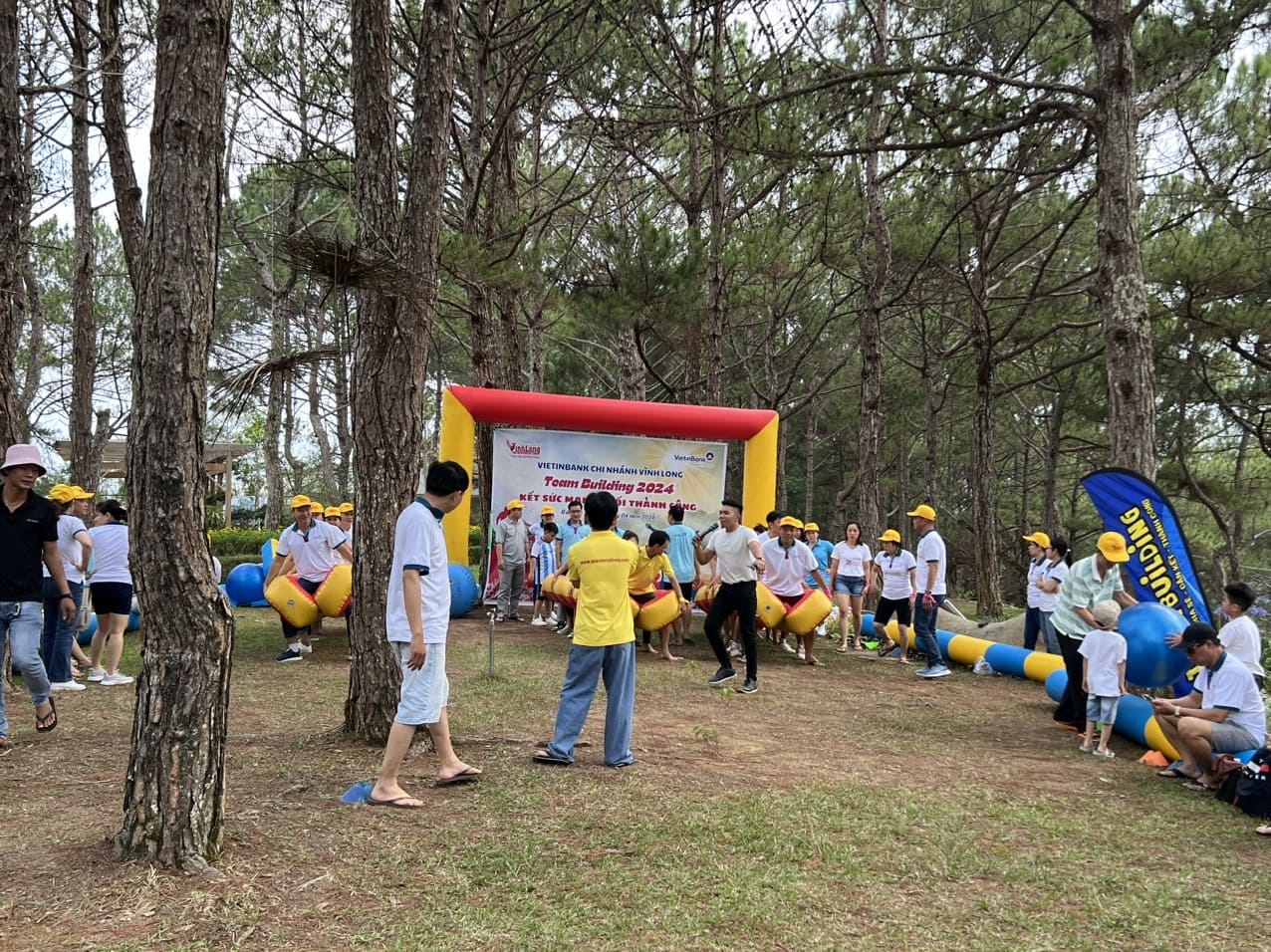 Tổ chức team building tại Rừng Hoa