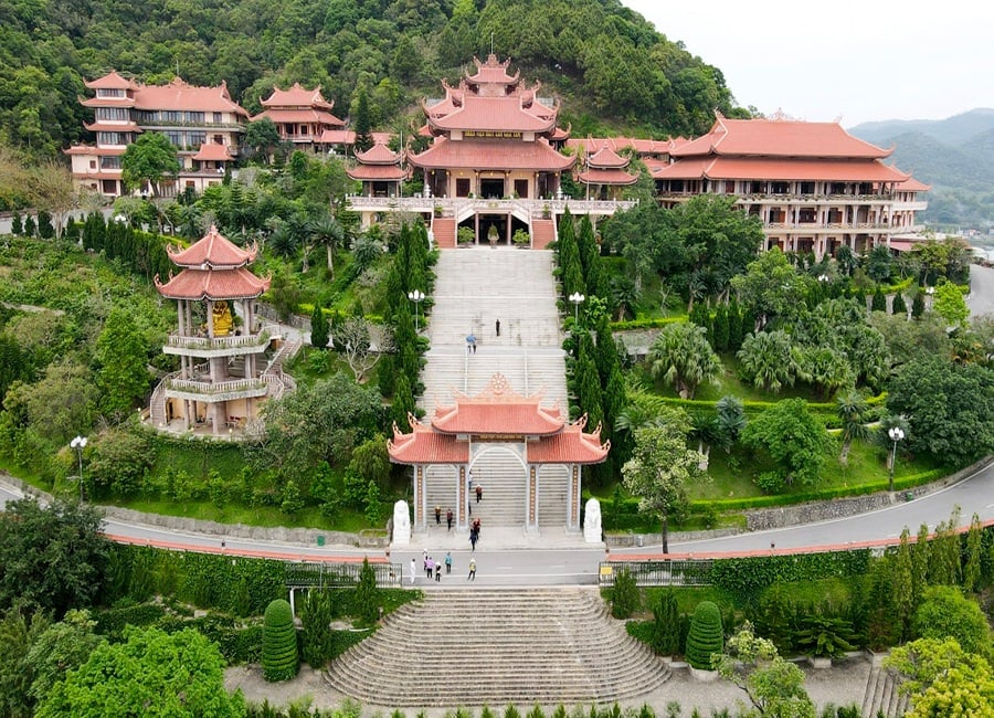 Toàn cảnh chùa Cái Bầu Quảng Ninh