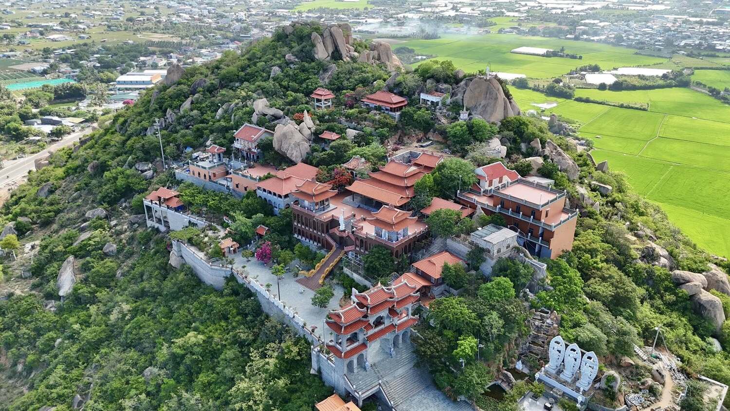 toàn cảnh Trùng Sơn Cổ Tự từ trên cao