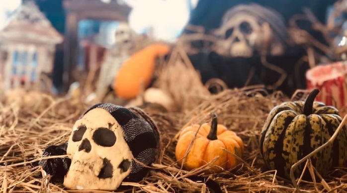 Trang trí sân khấu Halloween