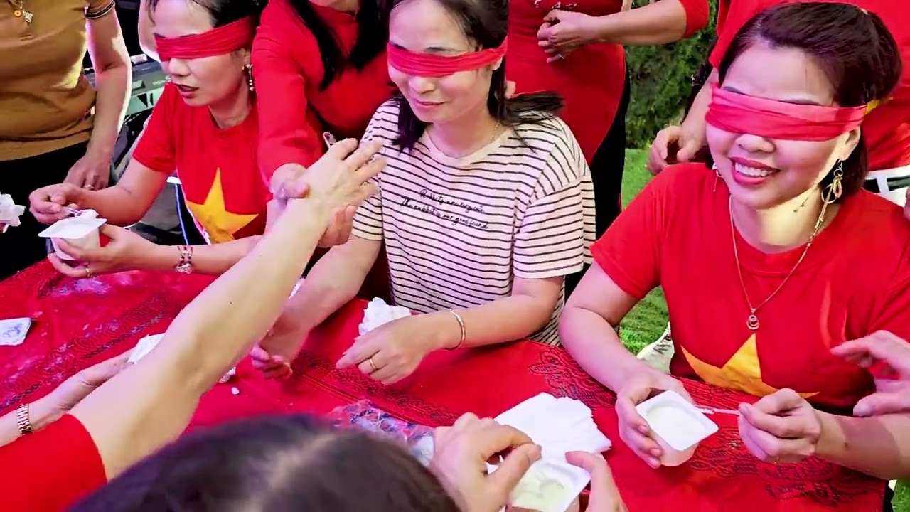 Trò chơi team building trong nhà bịt mắt ăn sữa chua