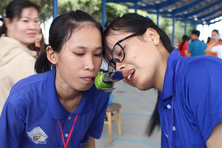 Trò chơi team building trong nhà chanh ai chuyền nhanh hơn