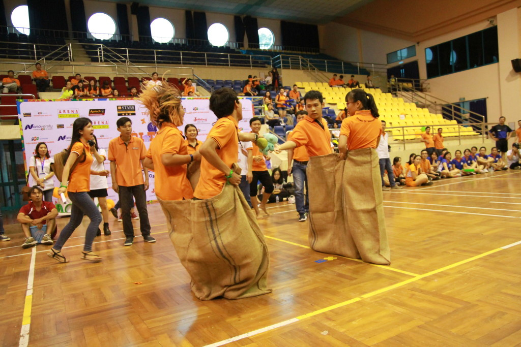Trò chơi team building trong nhà nhảy bao bố