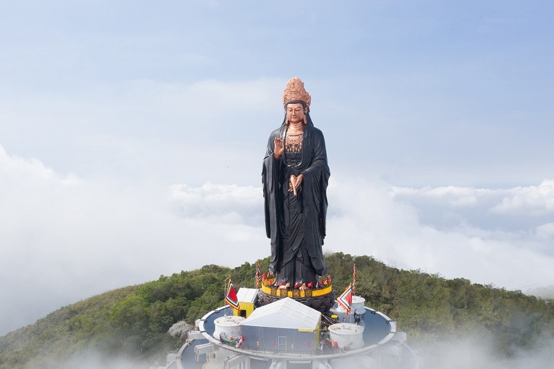 Với tượng Phật núi Bà Đen Tây Ninh, bạn sẽ cảm nhận được sự thiêng liêng, tôn kính và sự kính trọng nơi tôn giáo. Bức ảnh này đưa bạn đến với vùng đất linh thiêng và mang lại niềm cảm hứng để tìm kiếm giá trị tinh thần cao nhất tới từ phật giáo.