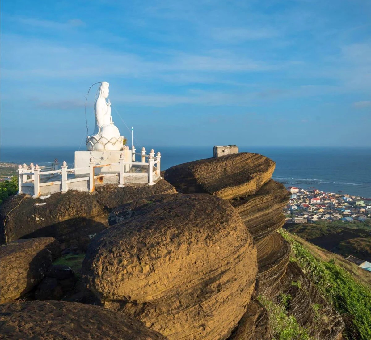 Tượng quan thế âm bồ tát trên núi Cao Cát