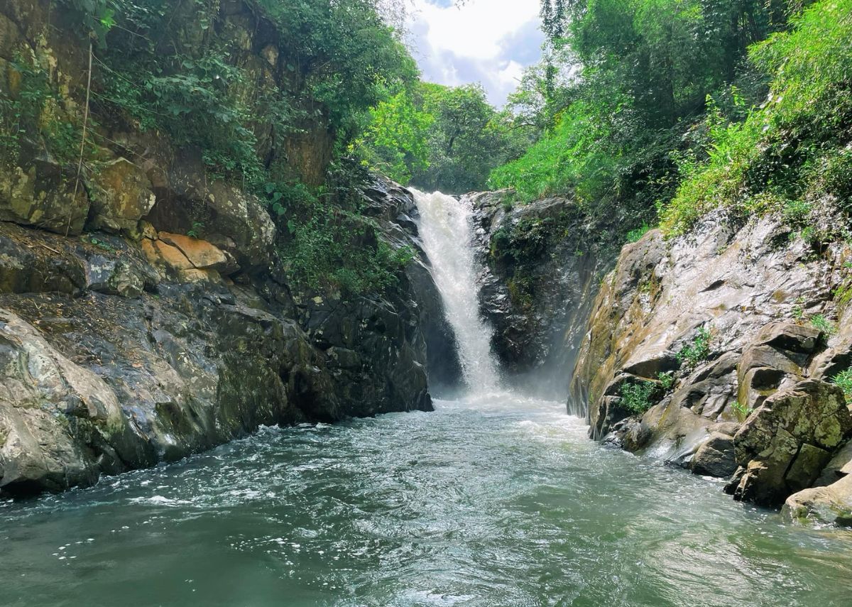 Vẻ đẹp hùng vĩ của thác Chapơr