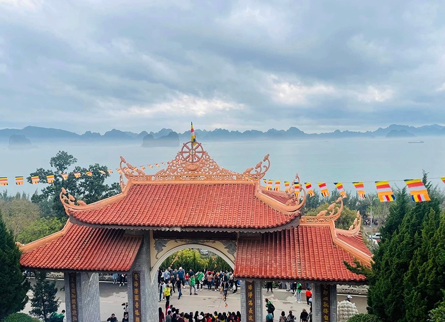 View trước chùa Cái Bầu Quảng Ninh