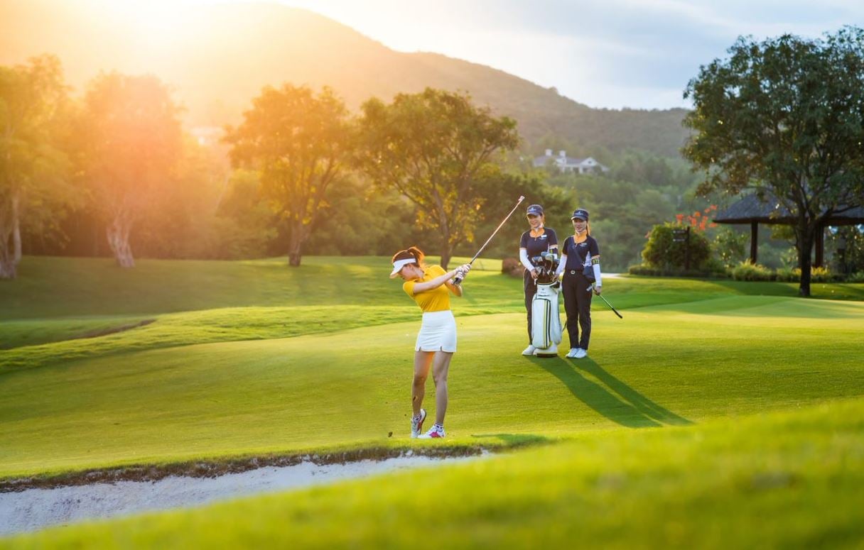 Tour du lịch golf Nha Trang - Sân golf nằm giữa thung lũng xanh thơ mộng, lại có tầm nhìn ra vịnh thoáng đãng