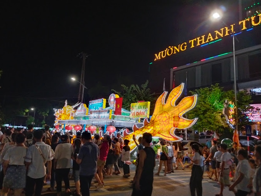 Vui chơi phố đi bộ ở Tuyên Quang