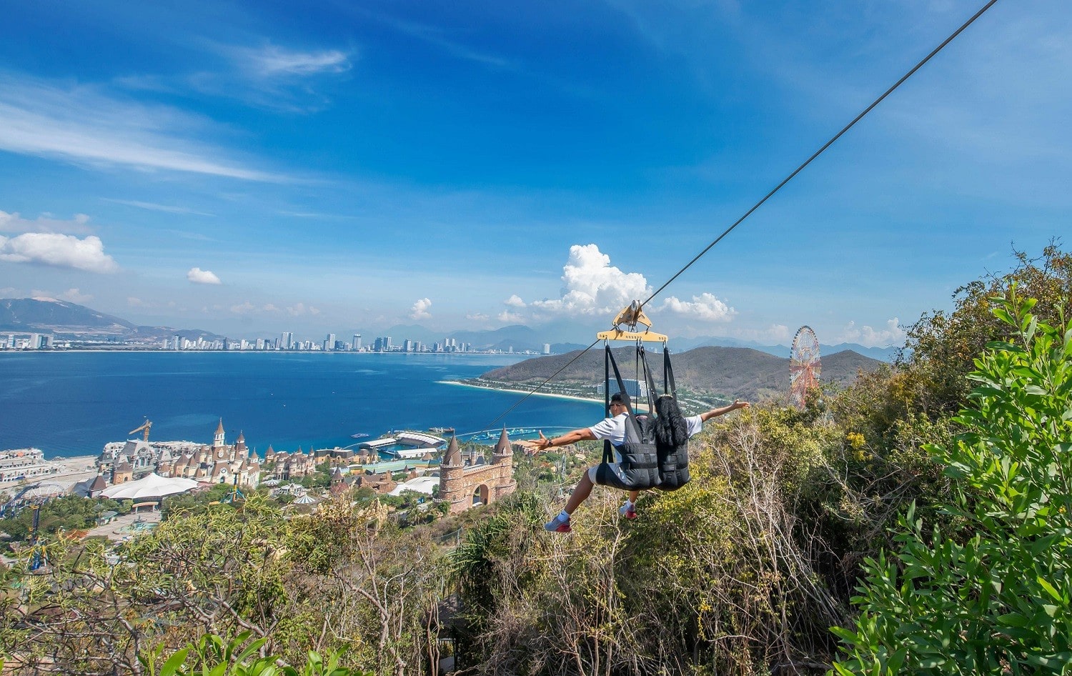 Zipline tại VinWonders Nha Trang